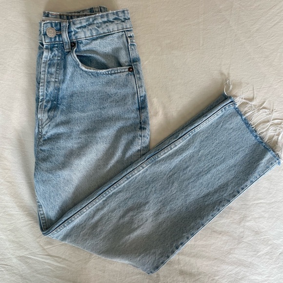 Light wash, frayed hem, size 2 zara straight jean - Picture 2 of 4